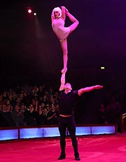 Duo Kiss "Hand auf Hand"  Circus Krone 2. Winterspielzeit 2019 (©Foto: Martin Schmitz)